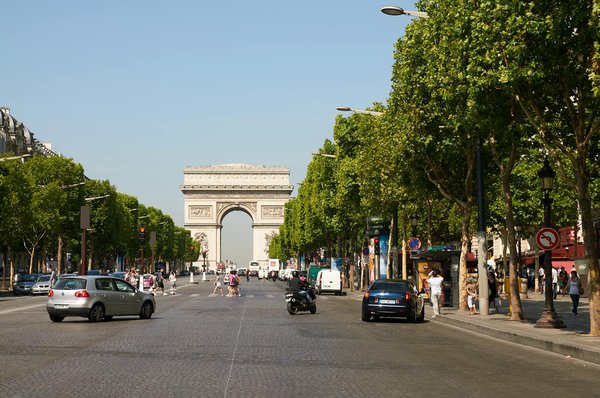 Quels sont les avantages de louer une maison de vacances en Grèce avec des cours de cuisine méditerranéenne et des excursions en voilier ?
